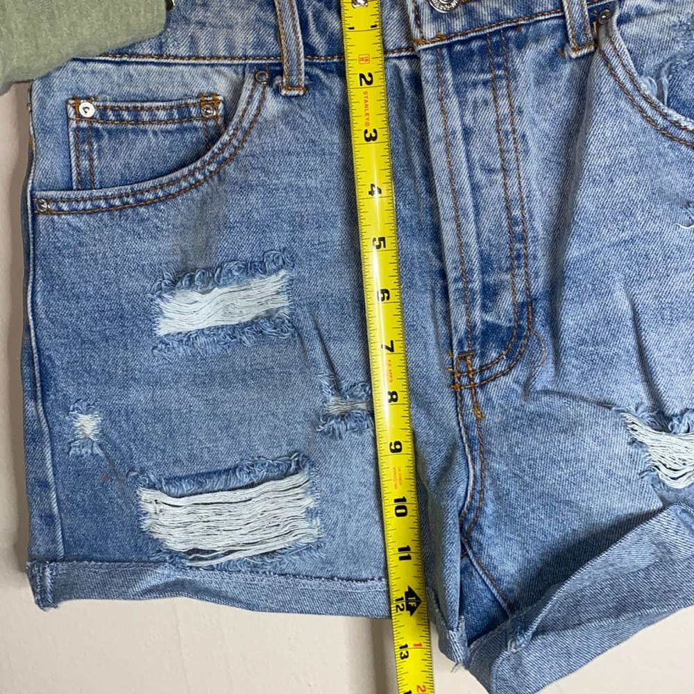 🎱Brand new trendy Jean Ripped Shorts! - Picture 3 of 8